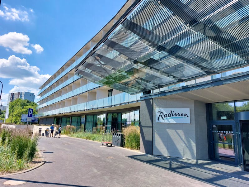 Haupteingang mit Tiefgarangeneinfahrt vom Radisson Resort – ©Sybille Schober