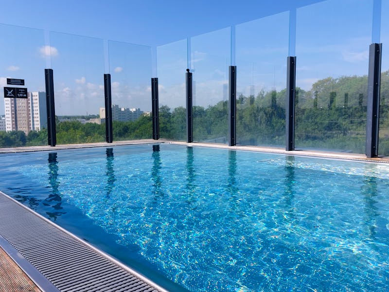 Pool auf der Dachterasse Radisson Resort – ©Sybille Schober