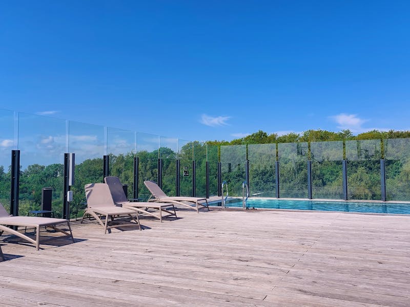 Dachterasse mit Pool im Radisson Resort – ©Sybille Schober
