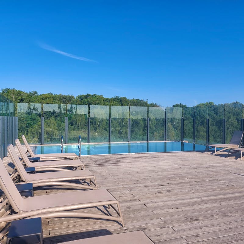 Dachterrasse mit Liegenstühlen und Pool im Radisson Resort – ©Sybille Schober