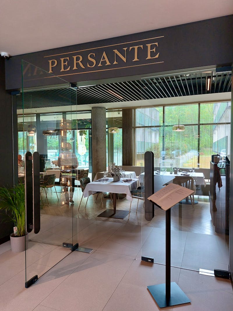 Eingang a la cart Restaurant im Radisson Resort – ©Sybille Schober