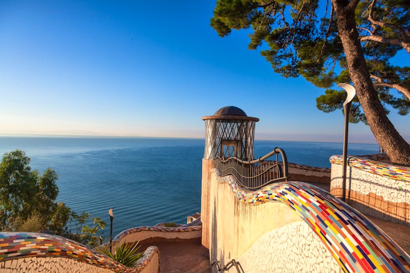 Vietri sul Mare an der Amalfiküste - Aussichtspunkt mit typischen Keramik-Elementen - &copy;fotolupa - stock.adobe.com