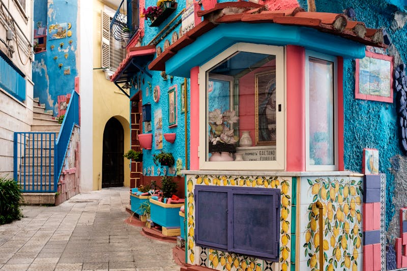 Vietri sul Mare - Altstadtgässchen mit typischen Keramik-Verzierungen - &copy;Svensen - stock.adobe.com