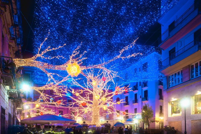 Salerno - Lichterspektakel Luci D'artista in der Altstadt über Weihnachten und Neujahr - &copy;South Italy - Adobe Stock