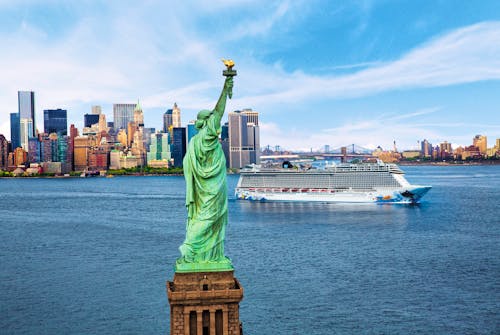 Norwegian Cruise Line Kreuzfahrtschiff in New York - Freiheitsstatue &ndash; &copy; Michel Verdure - NCL 