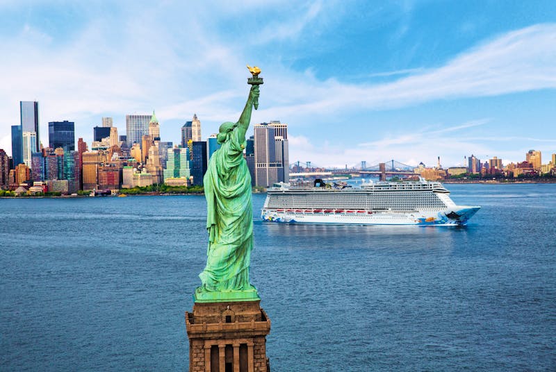 Norwegian Cruise Line Kreuzfahrtschiff in New York - Freiheitsstatue - ©Michel Verdure - NCL 