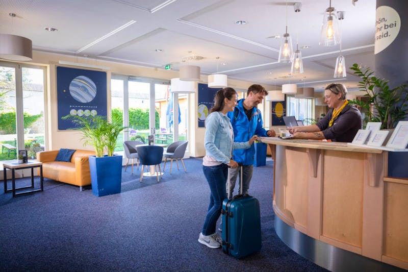 Rezeption JUFA-Hotel Nördlingen in Bayern in Deutschland - &copy;JUFA Hotel Nördlingen