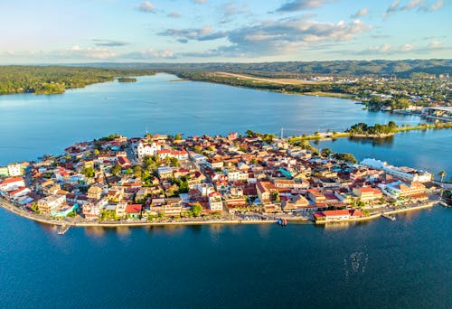 Flores Island im Peten-Itza-See in Guatemala &ndash; &copy; angel - stock.adobe.com