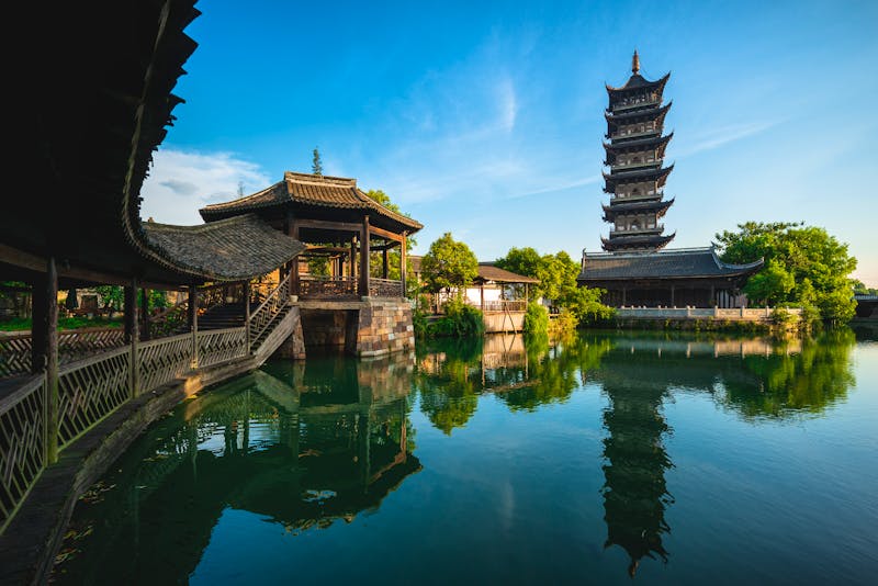 Wasserstadt Wuzhen - in der Altstadt am Wasser - ©Richie Chan - stock.adobe.com
