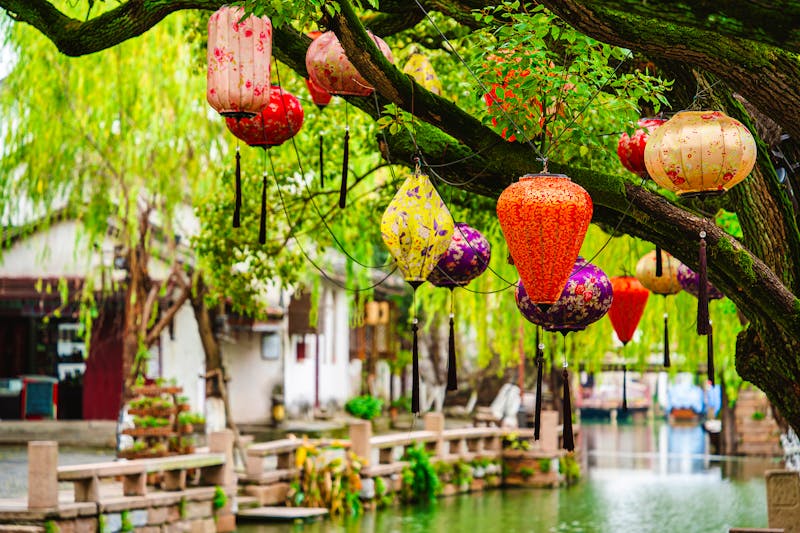 Wasserstadt Zhouzhuang in Kunshan - Lampions in der Altstadt - ©mehdi33300 - stock.adobe.com