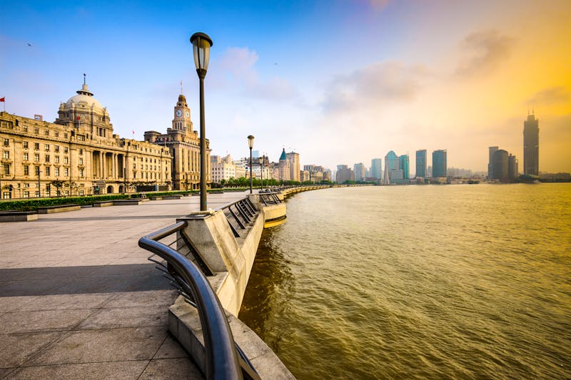 Shanghai - Uferpromenade Der Bund mit Aussicht auf die Stadt - ©SeanPavonePhoto - stock.adobe.com