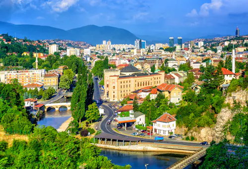 Sarajevo am Miljacka-Fluss - Hauptstadt von Bosnien-Herzegowina &ndash; &copy; Boris Stroujko - stock.adobe.com