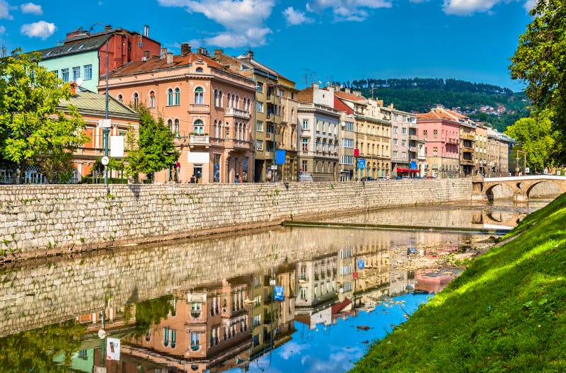 Sarajevo am Miljacka-Fluss  - ©Leonid Andronov - stock.adobe.com