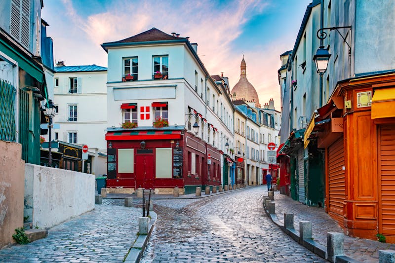 Stadtviertel Montmartre mit Sacre Coeur im Hintergrund, Paris - ©Kavalenkava - stock.adobe.com
