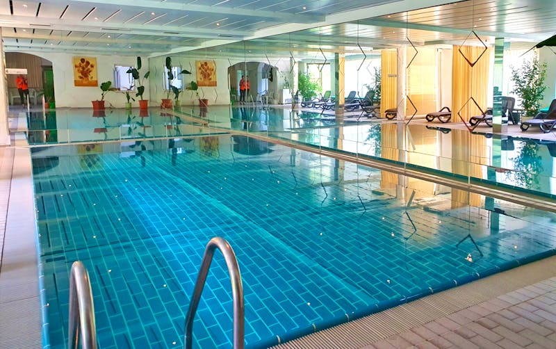 Schwimmbad im Hotel Montana - Kleinwalsertal - ©Ria Heilmann - Eberhardt TRAVEL