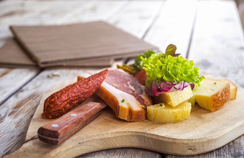 Brotzeit mit Kaminwurzen, Käse und Speck - ©m.mphoto - stock.adobe.com