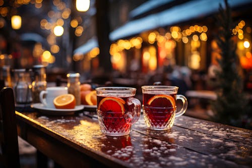 Weihnachtsmarkt in der Adventszeit - Glühwein genießen &ndash; &copy; MNStudio - Adobe Stock
