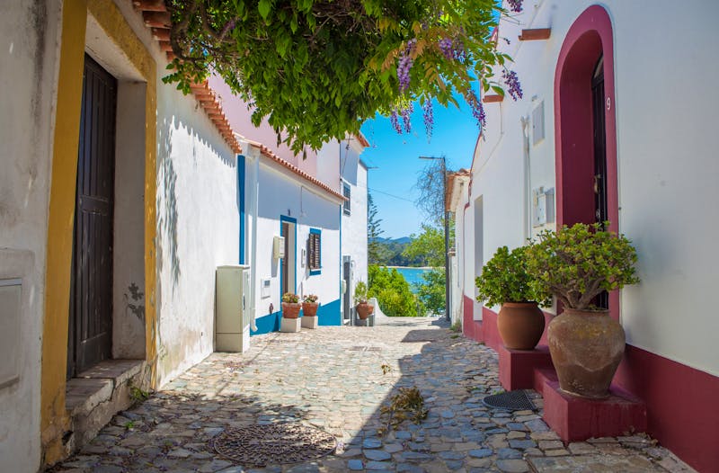 Gasse in Vila Nova de Milfontes - ©WH_Pics - stock.adobe.com