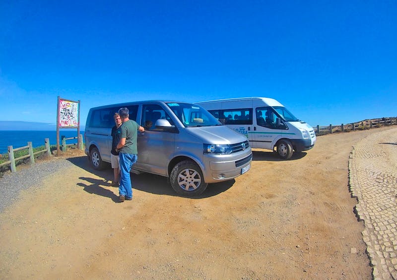Unsere Transferbusse am Hafen von Almograve - ©Franziska Barthel - Eberhardt TRAVEL