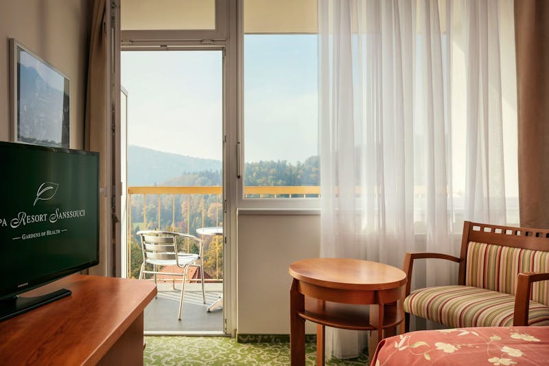 Karlsbad - Spa Resort Sanssouci - Zimmerbeispiel Doppelzimmer mit Balkon – ©Spa Resort Sanssouci Karlsbad