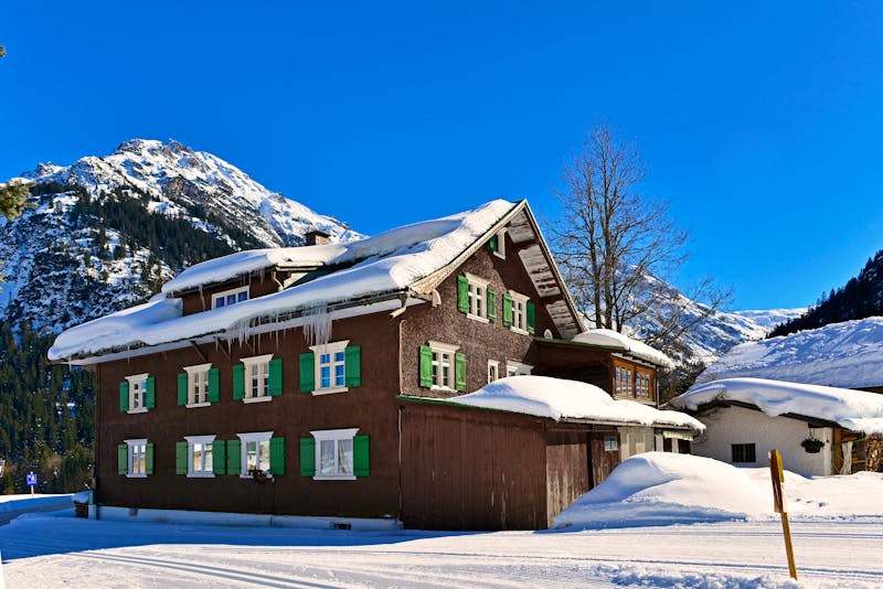 Hübsches Walserhaus im Kleinwalsertal  - ©maxbaer - stock.adobe.com