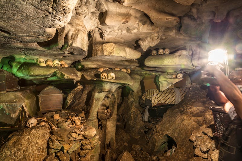 Die Grabhöhlen im christlich geprägten Toraja Dorf Londa in Indonesien - ©C.C.GOCKEDeutschland - stock.adobe.com