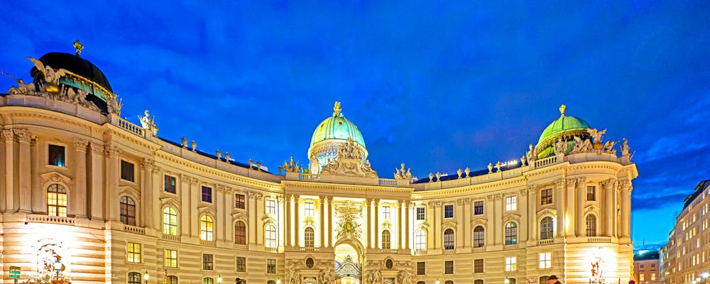 Michaelerplatz mit der Hofburg und Fiakern in Wien – © Bernd - stock.adobe.com