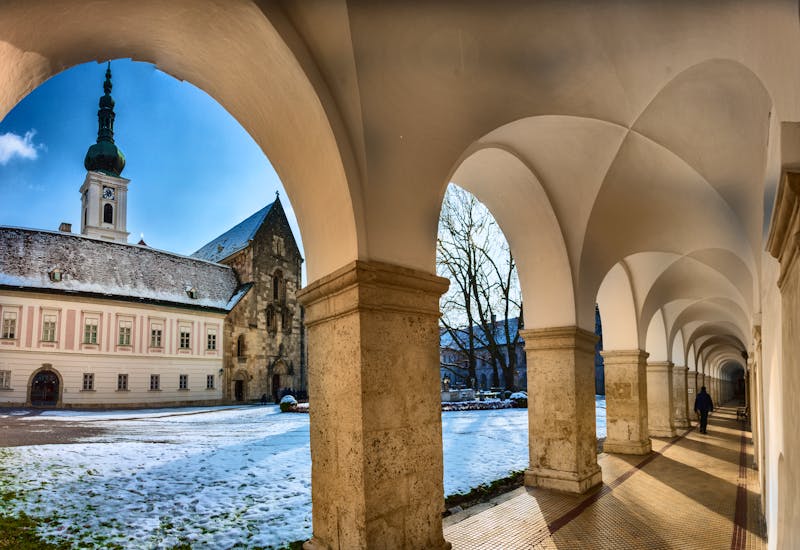 Innenhof und Kreuzgang im Stift Heiligenkreuz - ©Karl Allen Lugmayer - stock.adobe.com