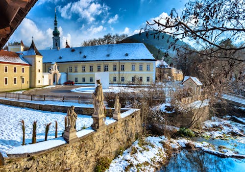 Blick auf Stift Heiligenkreuz &ndash; &copy; Karl Allen Lugmayer - stock.adobe.com