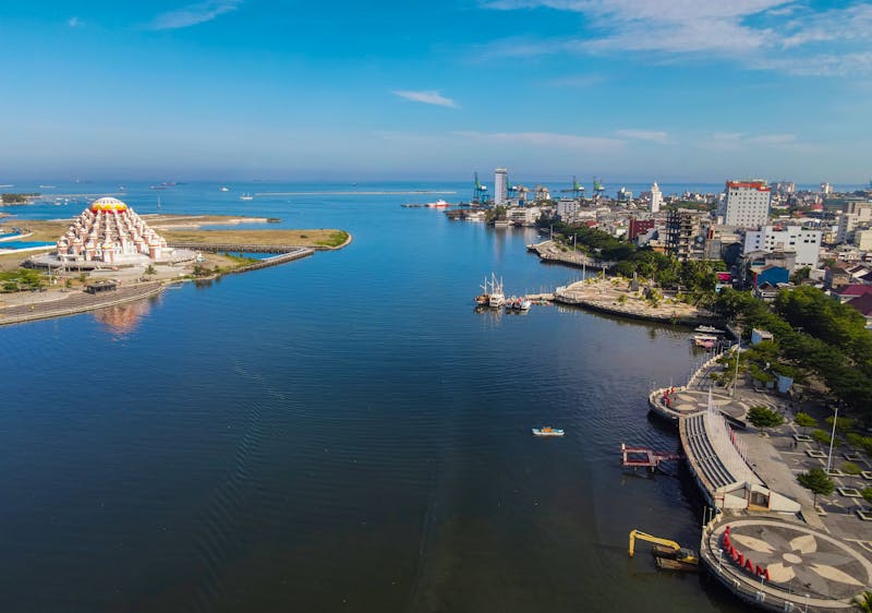 Makassar auf Sulawesi - Blick auf die 99-Dome-Moschee, die Losari Beach und Central den Business District - ©Sony Herdiana - stock.adobe.com