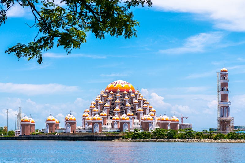 Makassar auf Sulawesi - Blick auf die 99-Dome-Moschee - ©jon_chica - stock.adobe.com