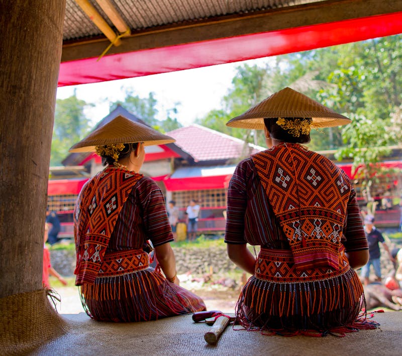 Toraja-Hochland auf Sulawesi - traditionell gekleidete Dorfbewohnerinnen - ©Fernando - stock.adobe.com