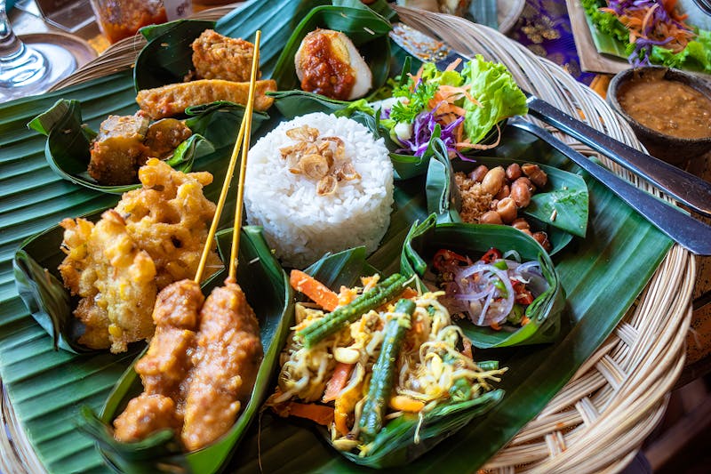 Typisch indonesisches Dinner mit vielen kleinen Gerichten - ©Alexander - stock.adobe.com