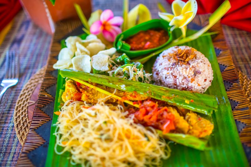 Typisch indonesisches Dinner mit vielen kleinen Gerichten - ©Glebstock - stock.adobe.com