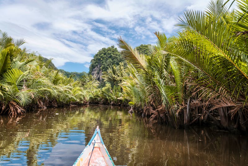 Bootsfahrt auf dem Fluss Puteh bei Rammang-Rammang auf Sulawesi - ©C.C.GOCKEDeutschland, Troisdorf, Tel.: 02241-76213