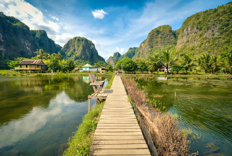 Rammang-Rammang auf Sulawesi inmitten einer pitoresken Kartslandschaft - ©travelphotos - stock.adobe.com