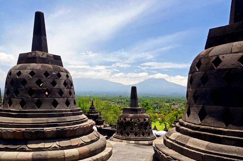 Tempelanlage von Borobodur bei Yogyakarta - Ausblick auf die Vulkanlandschaft - ©kgdad - stock.adobe.com