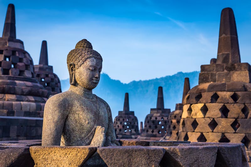 Tempelanlage von Borobodur bei Yogyakarta - Buddhafigur - ©SANCHAI - stock.adobe.com