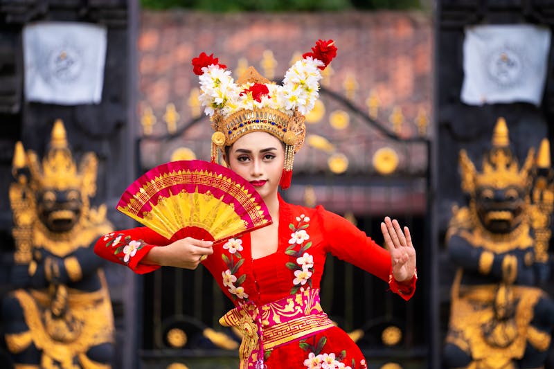 Tanzshow in Indonesien - junge Tänzerin in traditionellem Kostüm - ©anekoho - stock.adobe.com