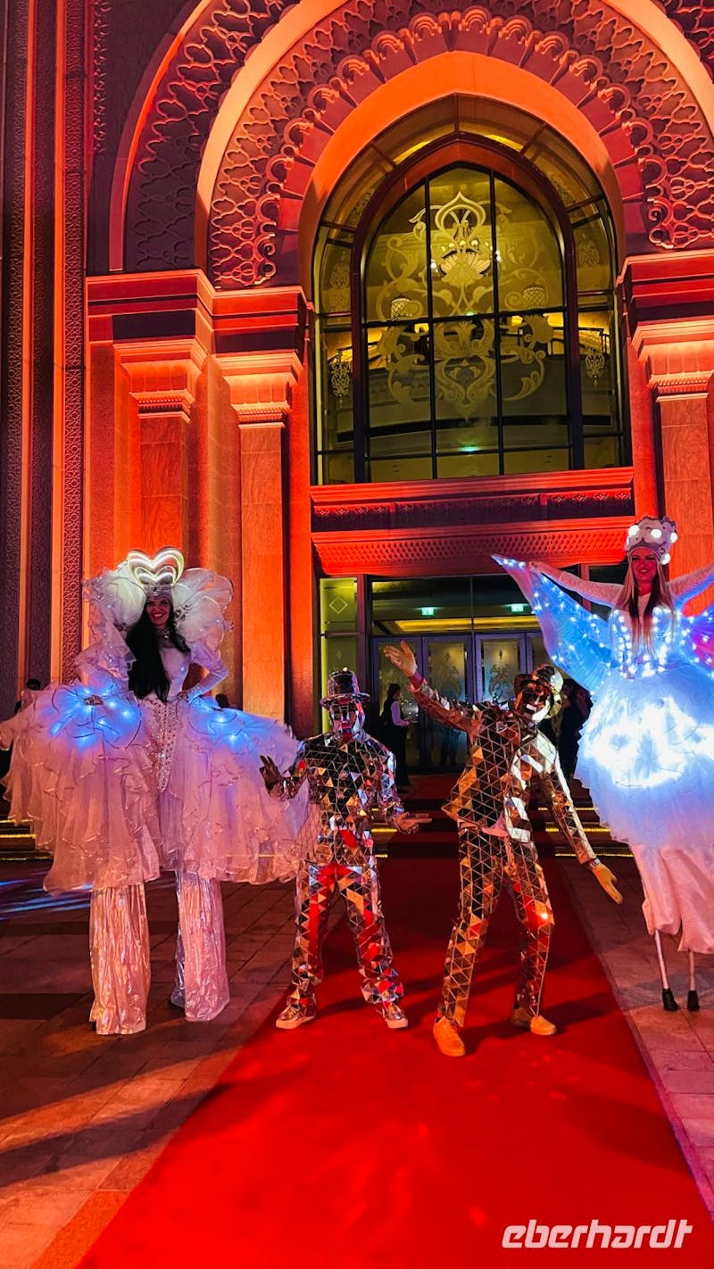 Abu Dhabi - Silvesterfeier Damen auf Stelzen - ©Reisebericht EHT