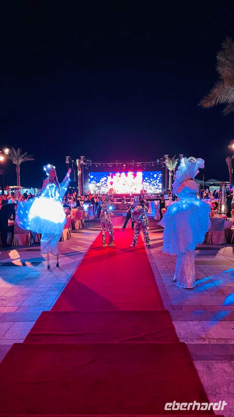 Abu Dhabi - Silvesterfeier Damen auf Stelzen - ©Reisebericht EHT