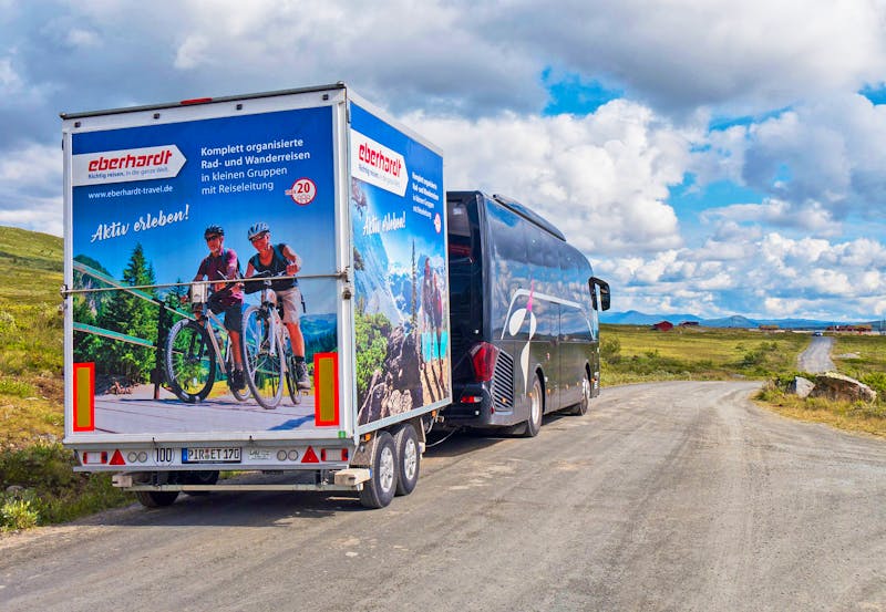 Unser Reisebus mit Radanhänger am Mjølkevegen - ©Anna Stiebing - Eberhardt TRAVEL