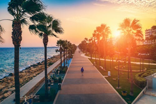 Die Promenade in Limassol zum Sonnenuntergang - Zypern &ndash; &copy; DedMityay - stock.adobe.com