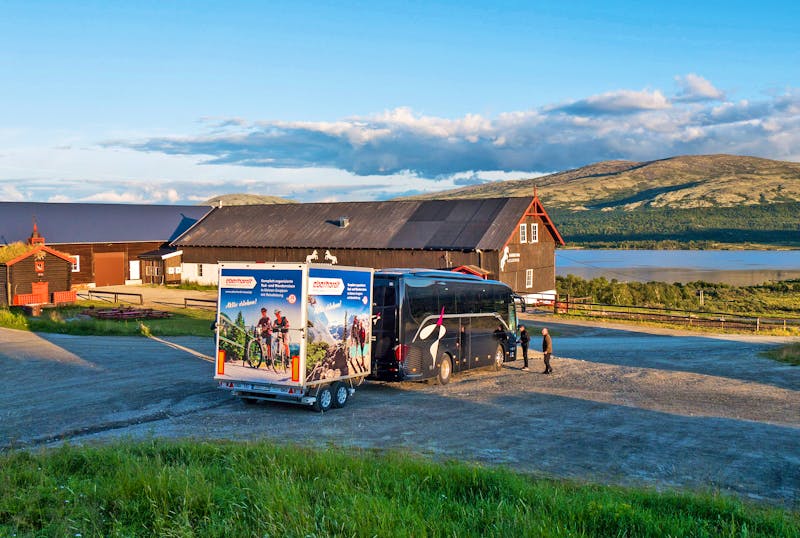 Unsere Reisebus mit Fahrradanhänger am Hotel Hjerkinn Fjellstue - ©Anna Stiebing - Eberhardt TRAVEL