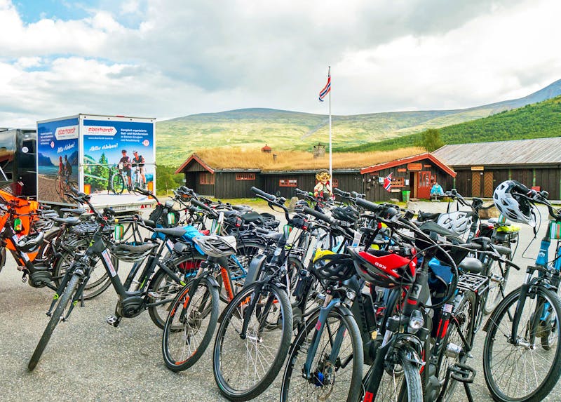 Unsere E-Bikes und der Fahrradanhänger am Tour de Dovre in Norwegen - ©Anna Stiebing - Eberhardt TRAVEL