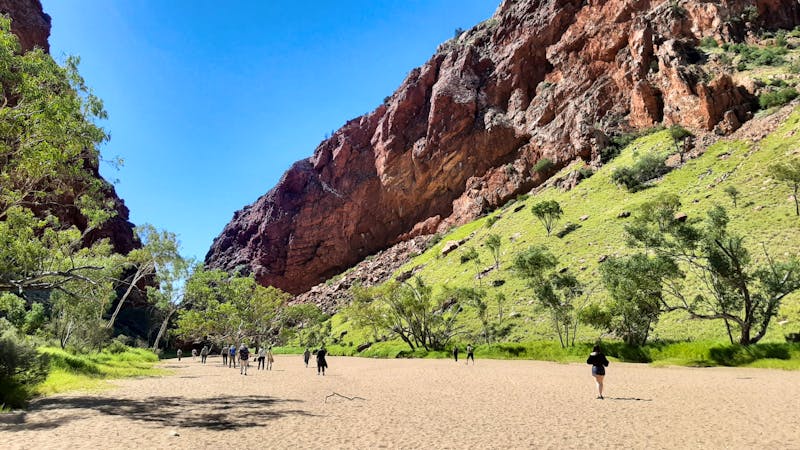 Felsspalten und leeres Flussbett am Simpsons Gap - Australien - ©Franziska Bergmann (Eberhardt TRAVEL)
