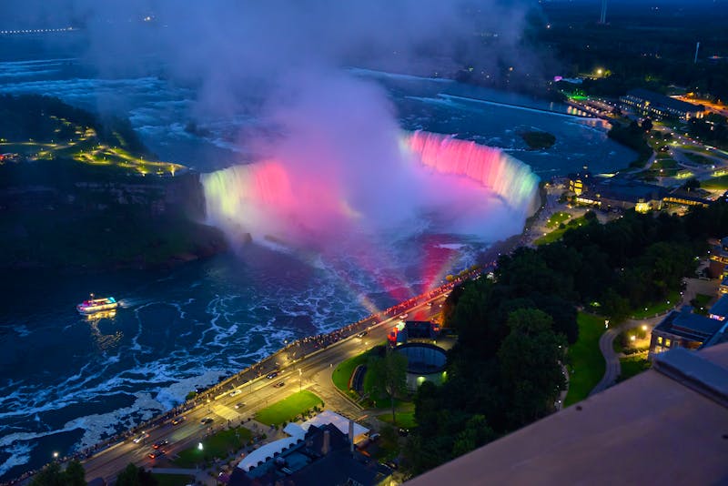 Die beleuchteten Niagara-Fälle vom Skylon Tower gesehen - ©Zhanhong Cheng - stock.adobe.com