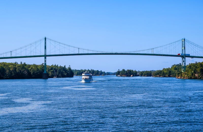 Kreuzfahrt auf dem St. Lorenz-Strom - Thousand Islands Bridge - ©Torval Mork - stock.adobe.com