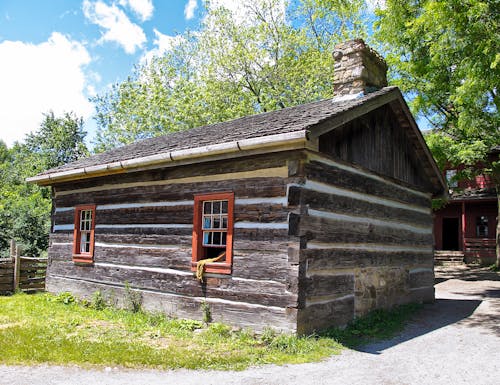 Blockhäuser der ersten Siedler im Upper Canada Village - Morrisburg – © alisonhancock - stock.adobe.com