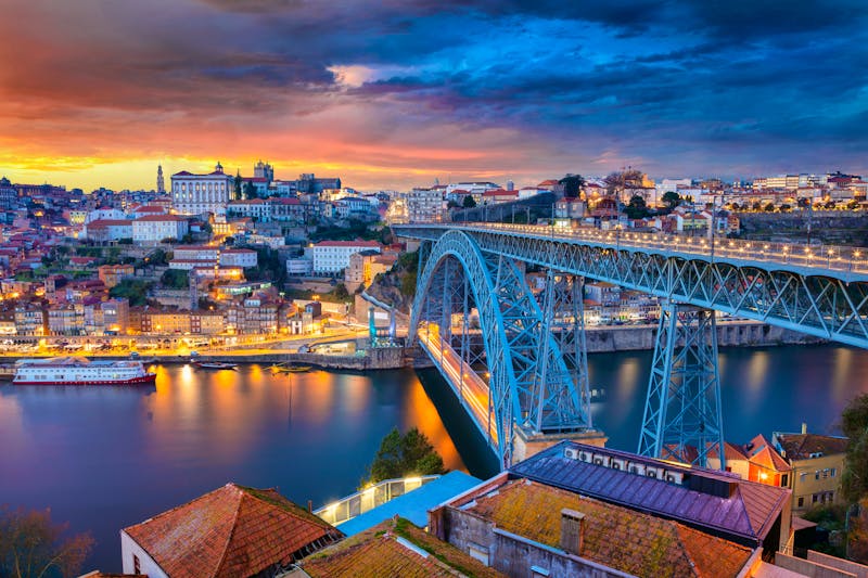 Porto am Abend - Blick auf den Douro, die Brücke Ponte Luis I und die Altstadt - &copy;Rudi1976 - Adobe Stock
